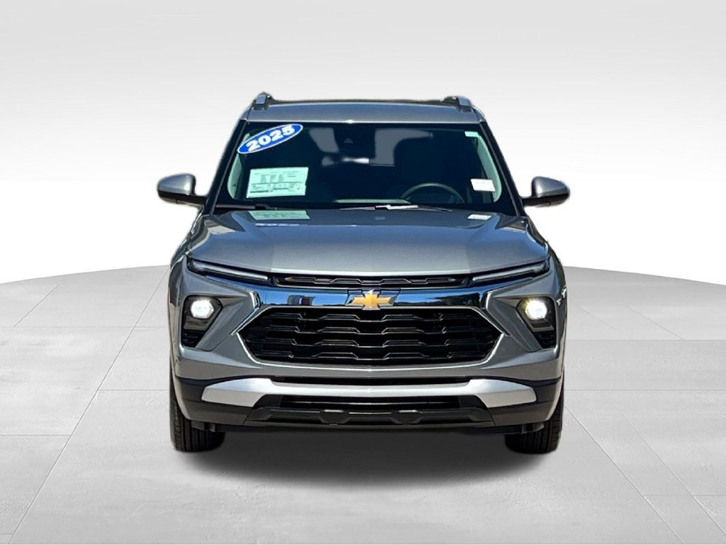 Used 2025 Chevrolet TrailBlazer LT FWD image 2