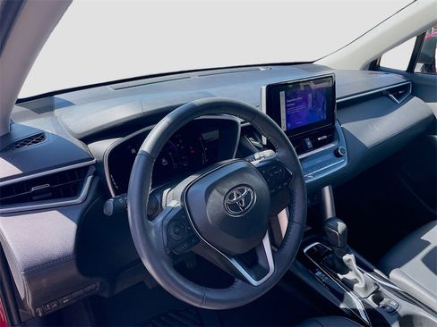 Used 2023 Toyota Corolla Cross XLE image 11