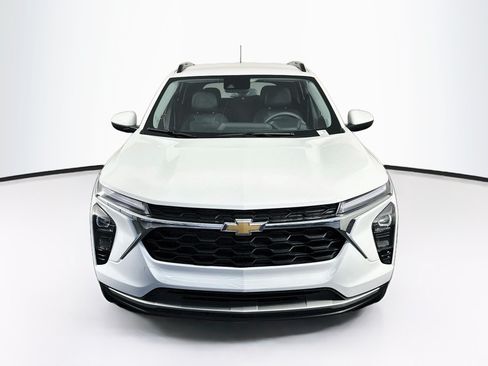Used 2025 Chevrolet Trax LT FWD image 2