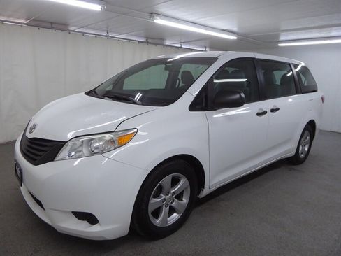 Used 2016 Toyota Sienna L image 3