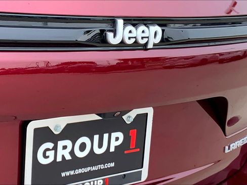Used 2025 Jeep Grand Cherokee Laredo AWD/4WD image 31