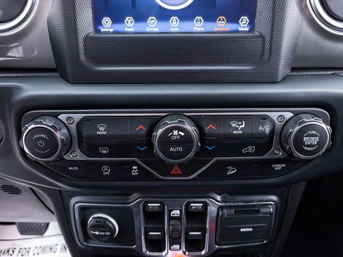 Used 2019 Jeep Wrangler Unlimited Sahara AWD/4WD image 23