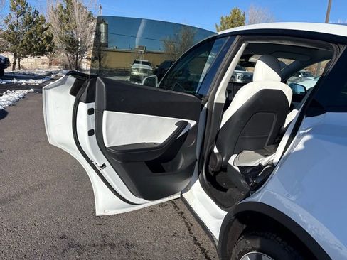 Used 2022 Tesla Model Y Long Range image 10