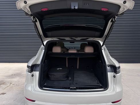 Certified 2022 Porsche Cayenne Turbo S AWD/4WD image 27