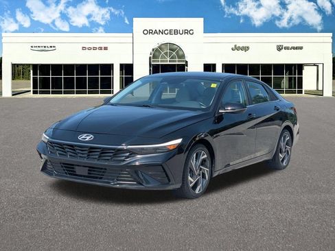 Used 2025 Hyundai Elantra Limited FWD image 3
