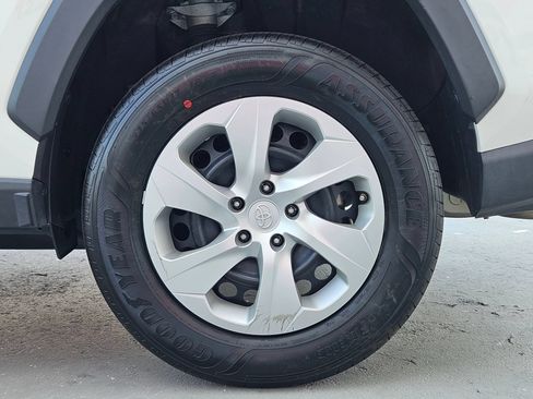 Used 2021 Toyota RAV4 LE FWD image 28