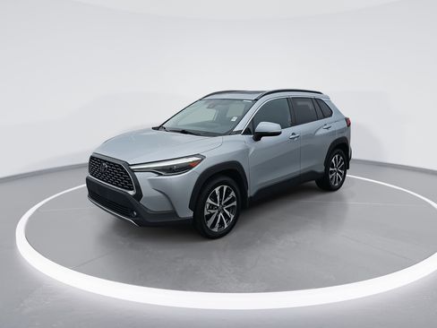 Used 2022 Toyota Corolla Cross XLE image 7