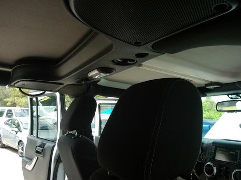 Used 2015 Jeep Wrangler Unlimited Rubicon w/ Connectivity Group AWD/4WD image 37