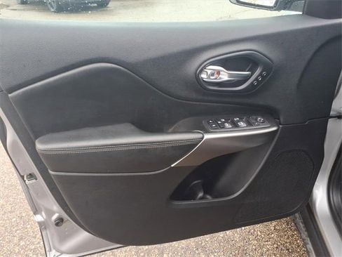 Used 2020 Jeep Cherokee Limited image 9