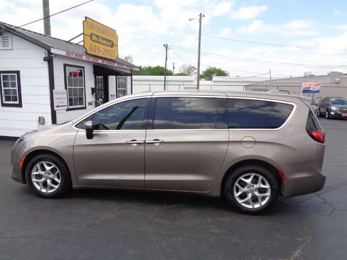 Used 2017 Chrysler Pacifica Touring Plus w/ Tire & Wheel Group FWD image 1