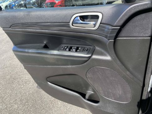 Used 2021 Jeep Grand Cherokee Laredo AWD/4WD image 17