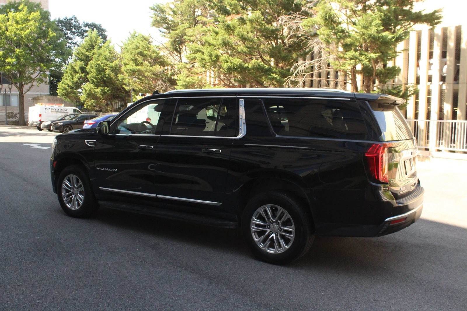Used 2021 GMC Yukon XL SLT w/ SLT Premium Package AWD/4WD image 9
