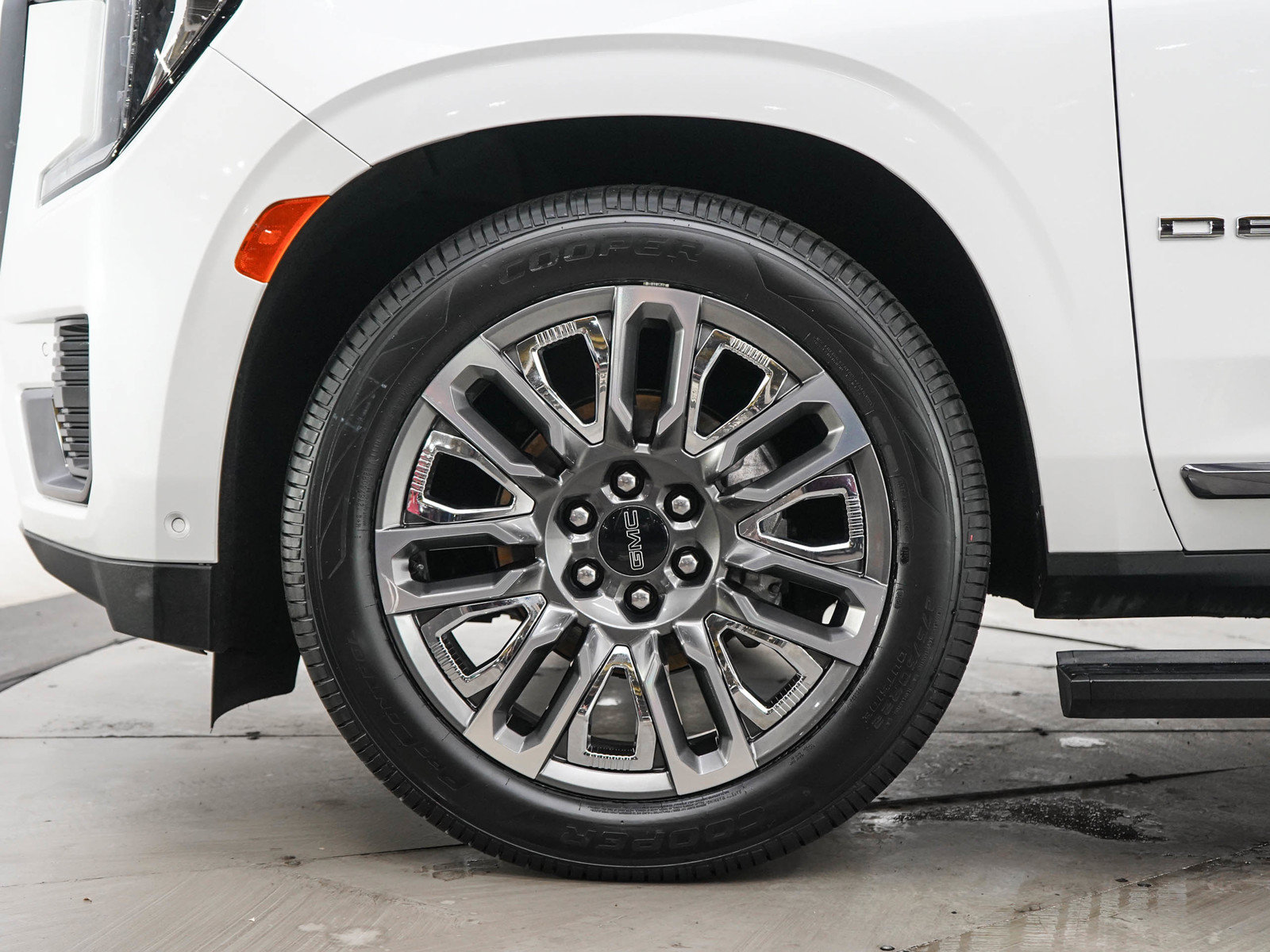 Used 2023 GMC Yukon Denali Ultimate w/ LPO, Floor Liner Package AWD/4WD image 34