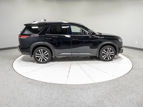 Used 2025 Nissan Pathfinder Platinum image 33