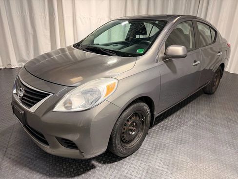 Used 2012 Nissan Versa SV image 4