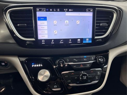 Used 2023 Chrysler Pacifica Touring-L FWD image 43