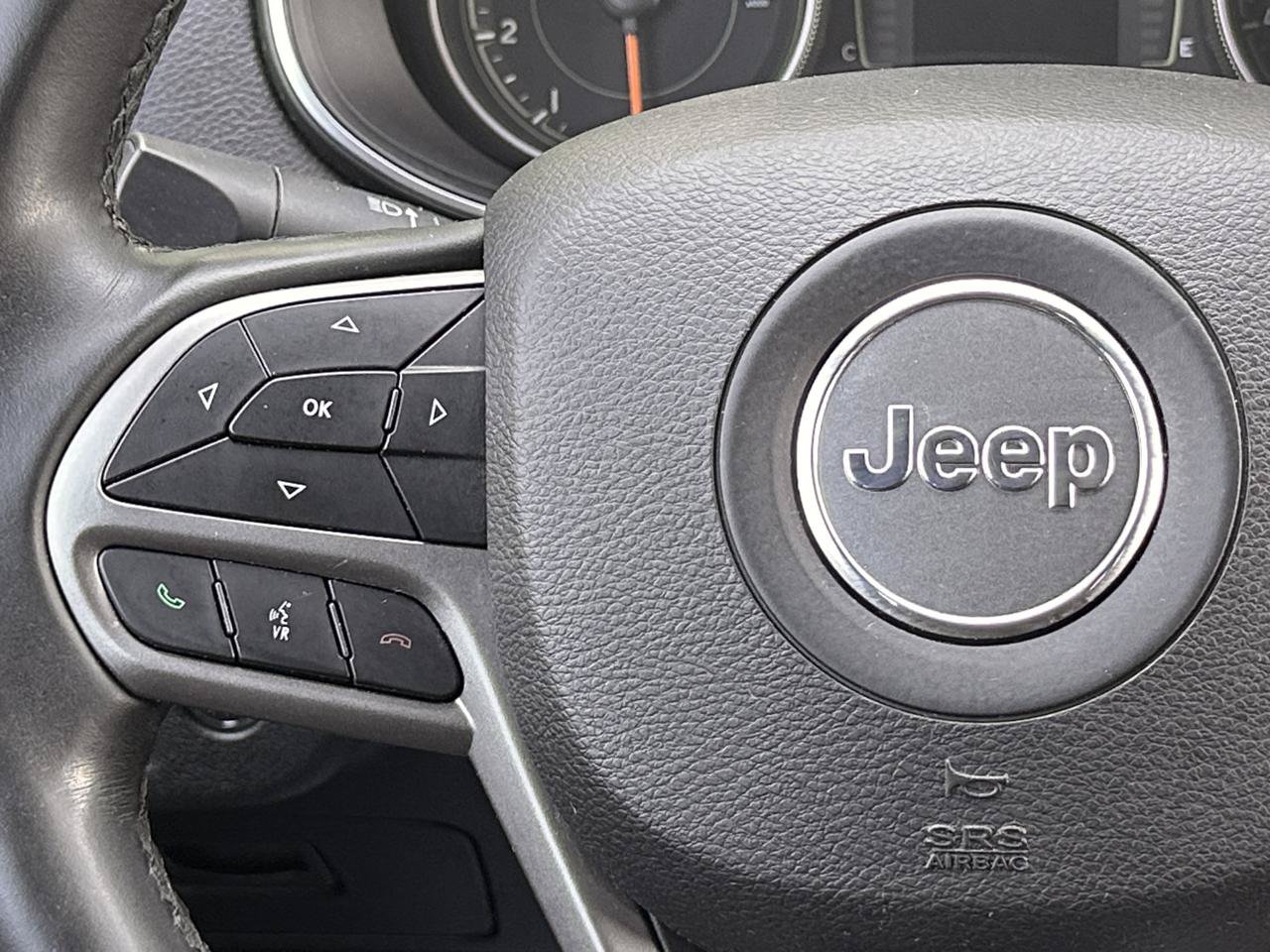 Used 2019 Jeep Cherokee Latitude Plus w/ Comfort/Convenience Group FWD image 19