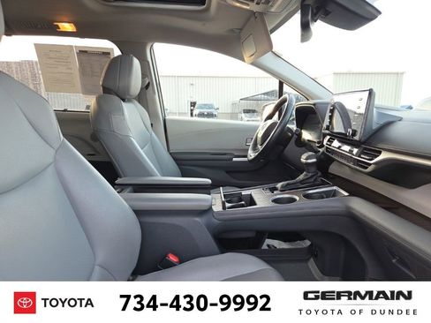 Used 2022 Toyota Sienna XLE image 17