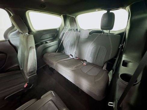Certified 2020 Chrysler Pacifica Touring w/ S Appearance Package image 23