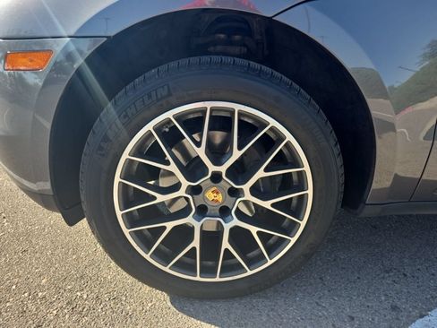 Used 2018 Porsche Macan Sport Edition AWD/4WD image 3