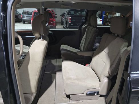Used 2013 Chrysler Town & Country Touring image 27