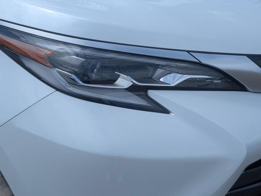 Used 2023 Toyota Sienna Platinum FWD image 4