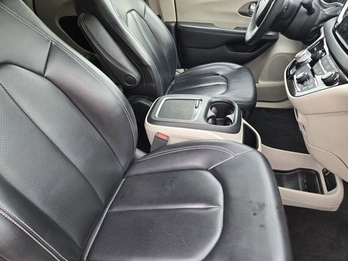 Used 2023 Chrysler Pacifica Touring-L FWD image 19