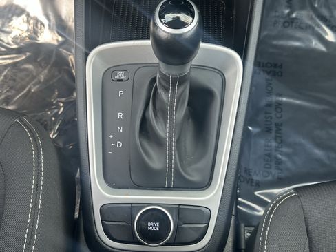 Used 2024 Hyundai Venue SEL FWD image 30