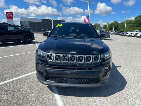 Used 2024 Jeep Compass Latitude AWD/4WD image 2