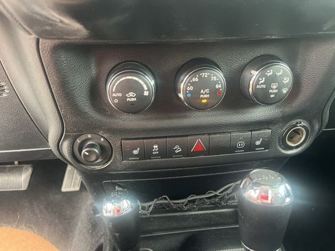Used 2012 Jeep Wrangler Unlimited Sahara w/ Connectivity Group AWD/4WD image 22