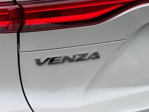 Used 2022 Toyota Venza XLE image 32