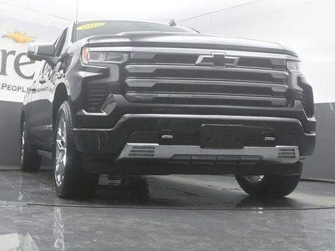 Used 2023 Chevrolet Silverado 1500 High Country w/ High Country Premium Package AWD/4WD image 3
