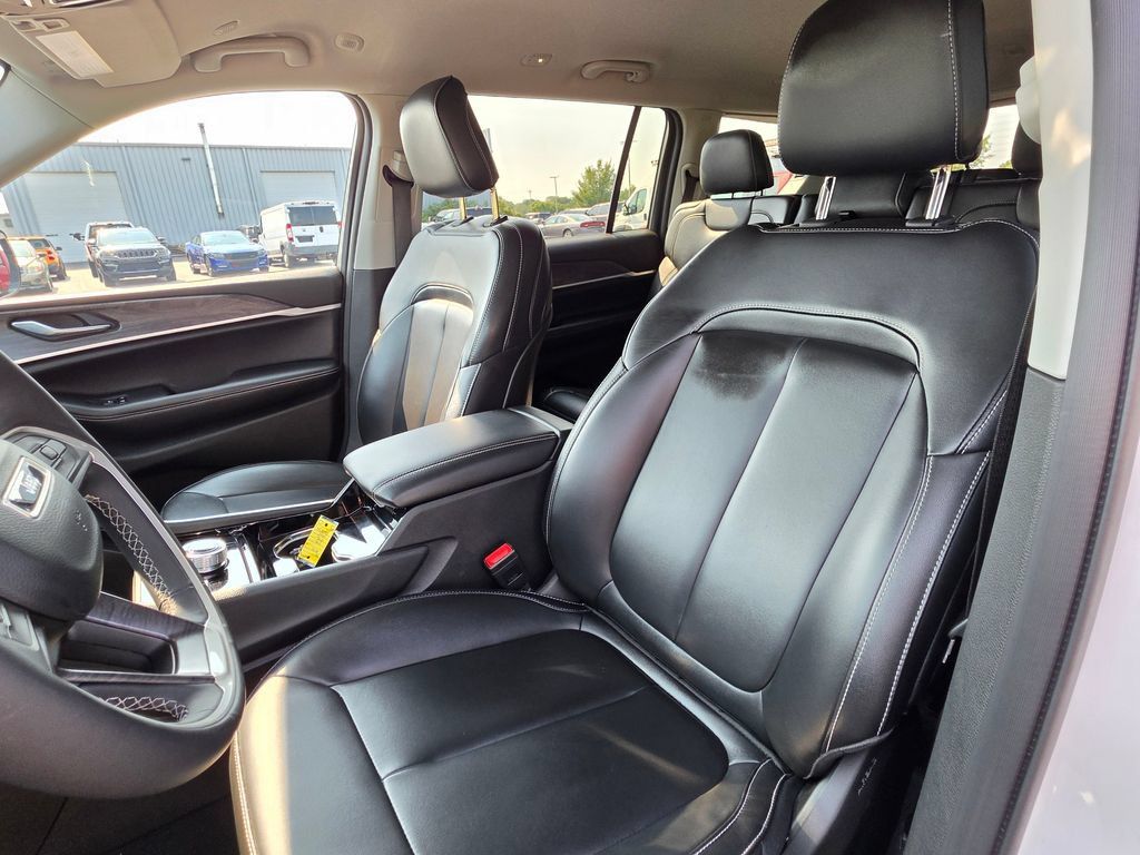 Used 2023 Jeep Grand Cherokee L Limited w/ Black Appearance Package AWD/4WD image 10