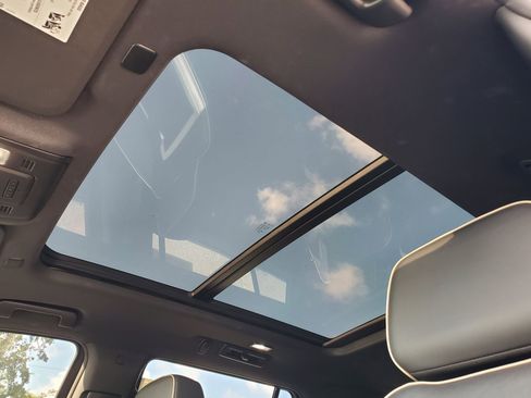 Used 2023 GMC Yukon SLT w/ SLT Premium Package image 22