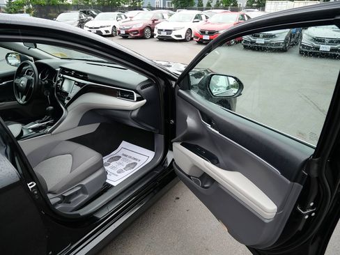 Used 2018 Toyota Camry LE FWD image 22
