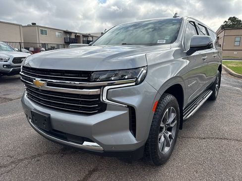 Used 2024 Chevrolet Suburban LT w/ Luxury Package AWD/4WD image 3