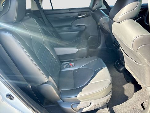 Used 2021 Toyota Highlander XLE image 28