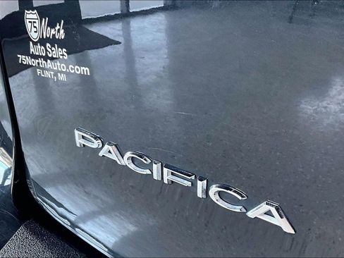 Used 2017 Chrysler Pacifica Touring-L image 25