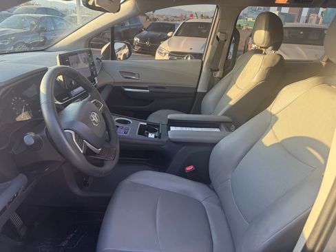 Used 2021 Toyota Sienna XLE FWD image 7