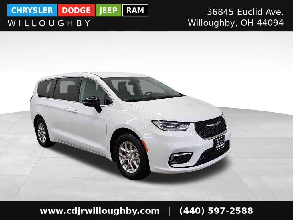 Used 2024 Chrysler Pacifica Touring-L FWD image 3