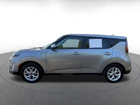 Used 2025 Kia Soul LX w/ LX Technology Package FWD image 9