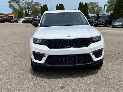 Used 2023 Jeep Grand Cherokee Limited w/ Black Appearance Package AWD/4WD image 8