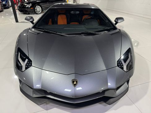 Used 2017 Lamborghini Aventador S image 2