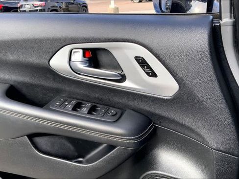 Certified 2025 Chrysler Pacifica Limited image 33