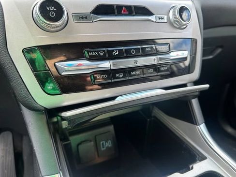 Used 2024 Ford Explorer XLT w/ XLT Sport Appearance Package AWD/4WD image 23