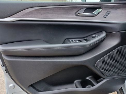 Used 2024 Jeep Grand Cherokee L Limited AWD/4WD image 13