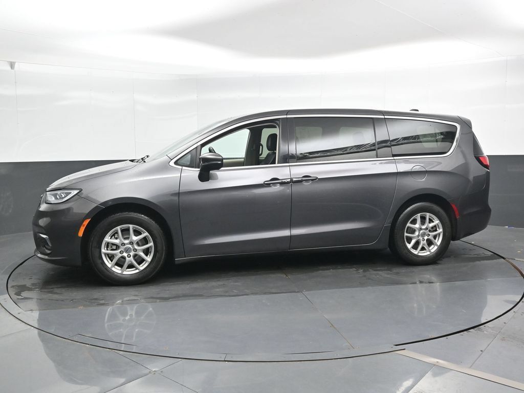 Used 2023 Chrysler Pacifica Touring-L FWD image 8