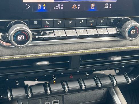 Used 2024 Chevrolet Colorado ZR2 w/ ZR2 Convenience Package III image 17