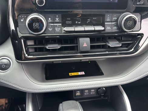 Used 2024 Toyota Highlander XLE image 31