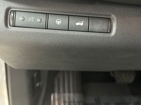 Used 2025 Nissan Pathfinder SV image 13